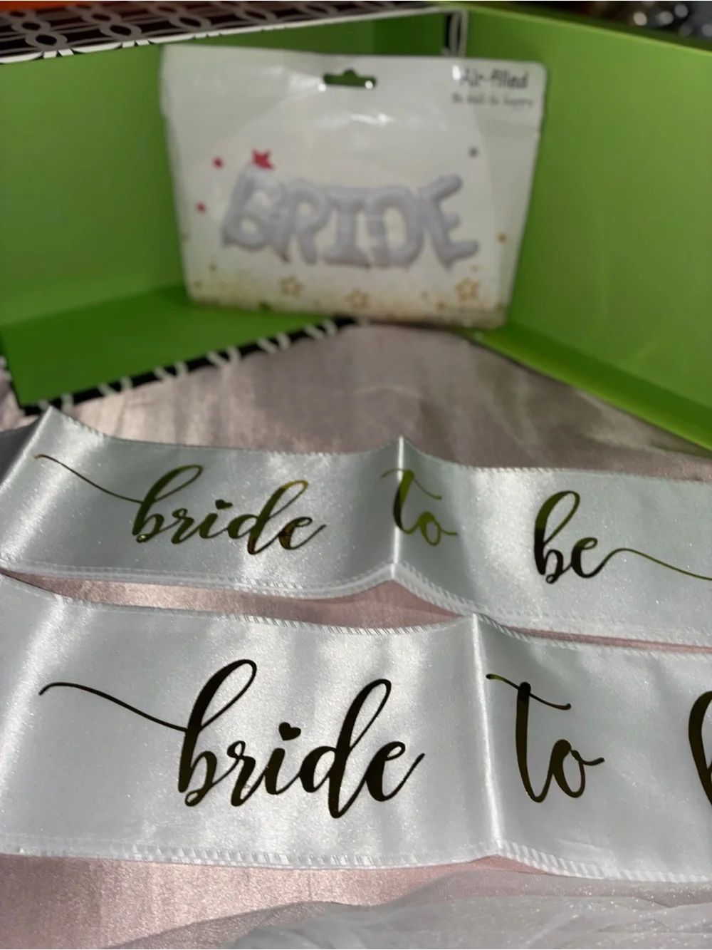 Bride to Be Satin Sash and Veil Set Balloon set